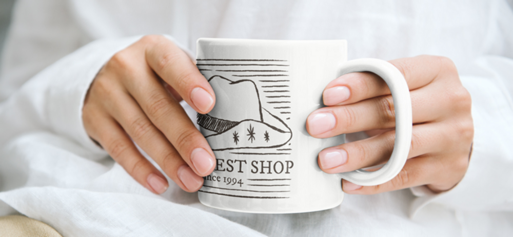 Taza personalizada en manos persona